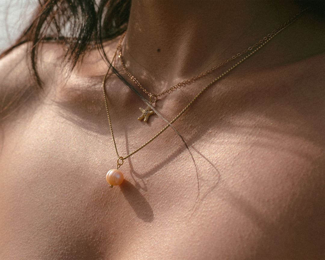 Collares de oro en capas sobre cuello