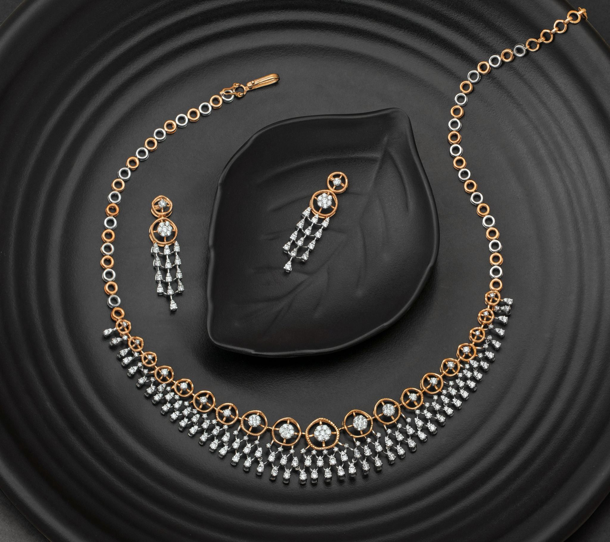 Juego de collar y aretes de diamantes sobre fondo negro