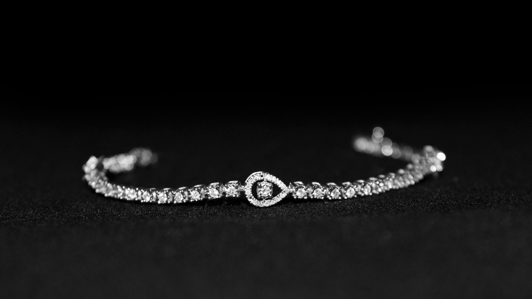 Pulsera tennis de diamantes sobre fondo negro