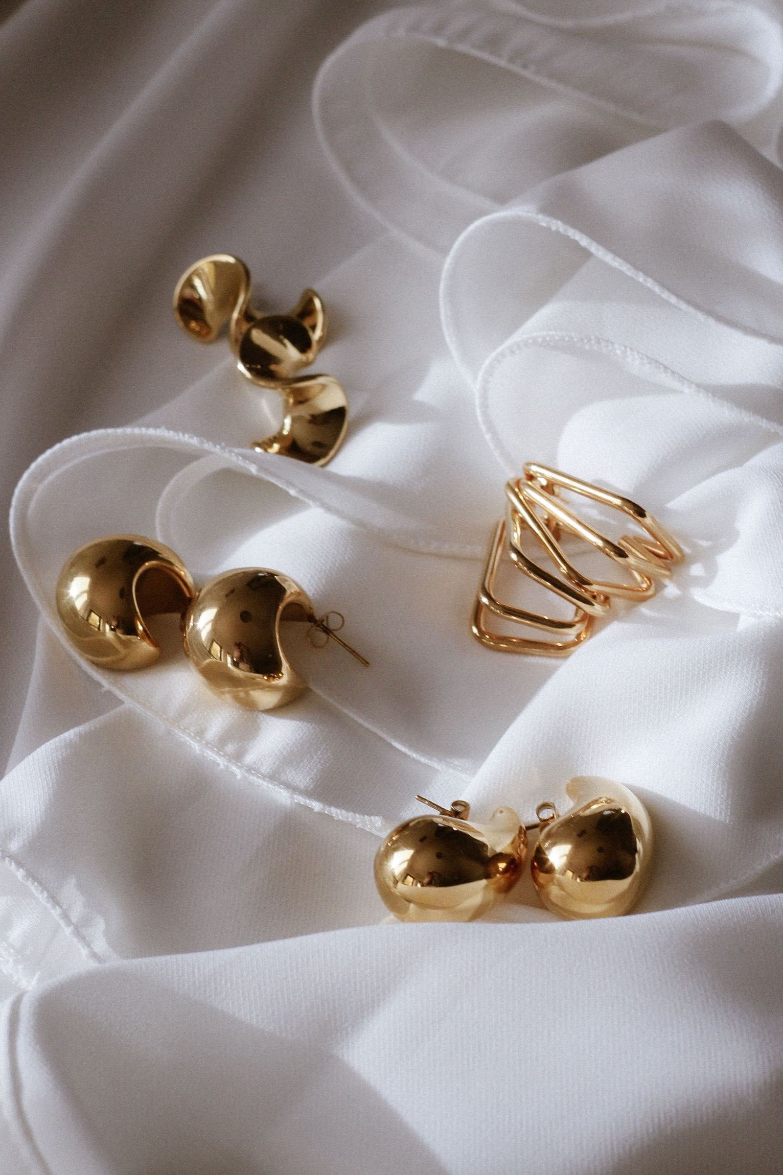 Anillo Renata. Anillos de oro sobre fondo crema