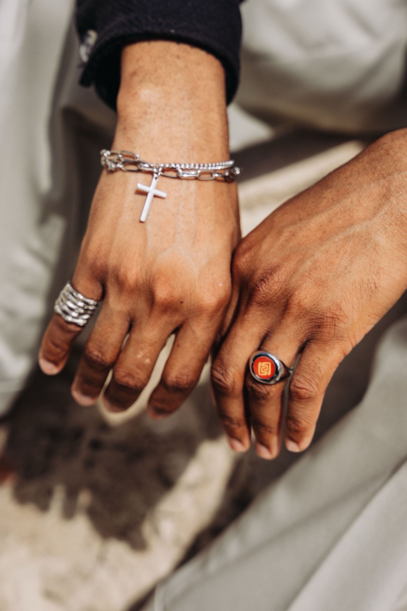 Anillos de sello en las manos