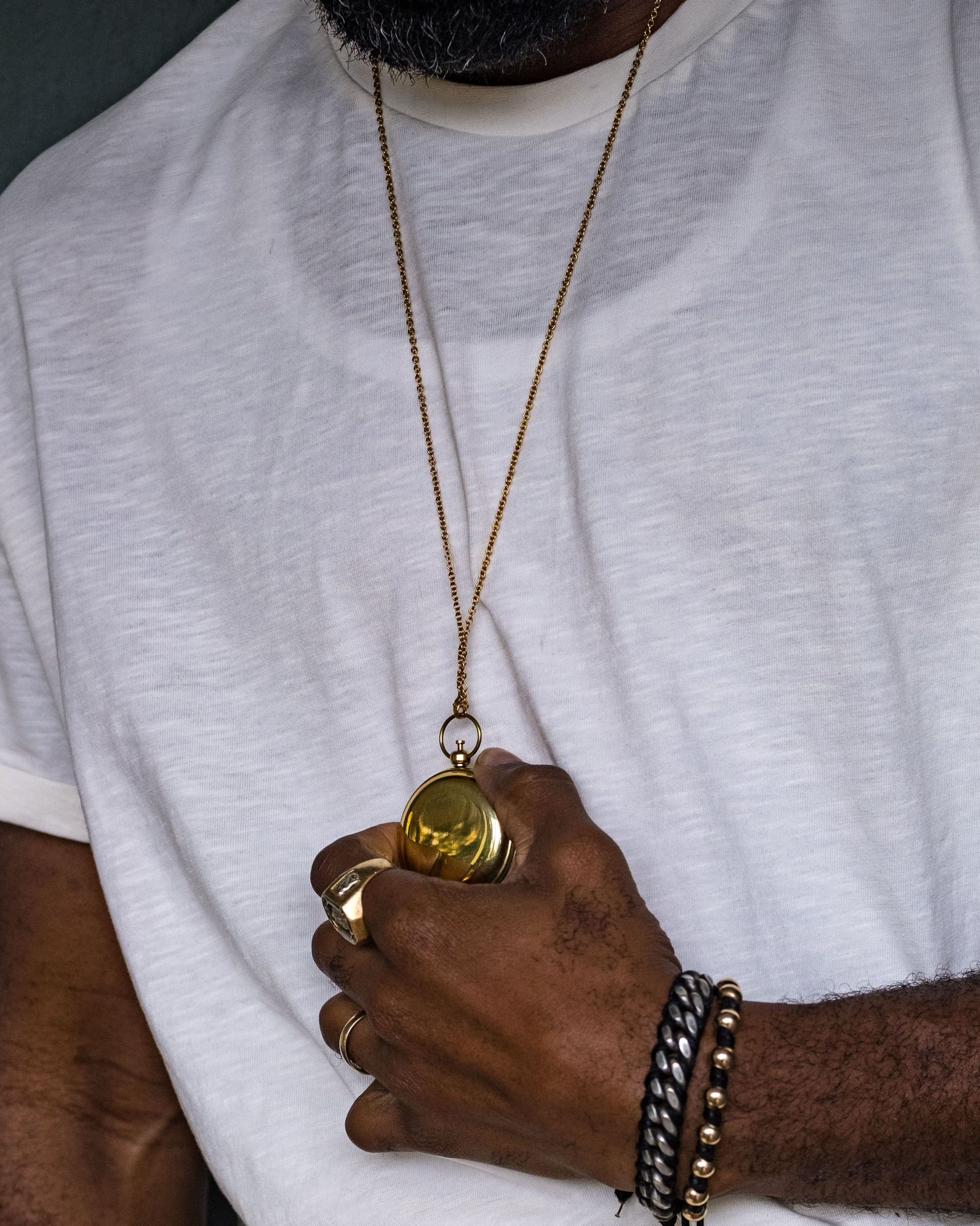 Collar de oro sobre playera