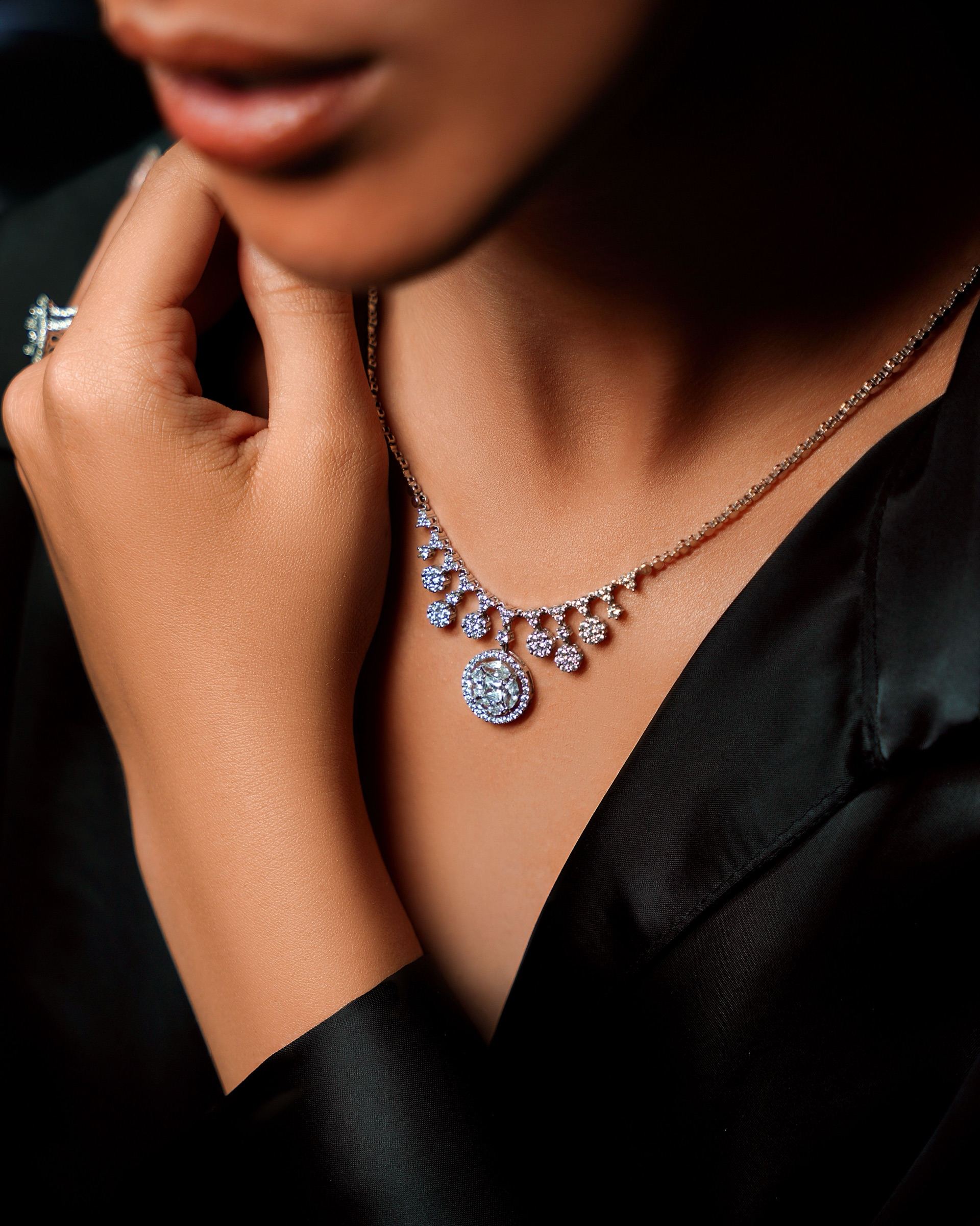 Collar de diamantes sobre vestido negro