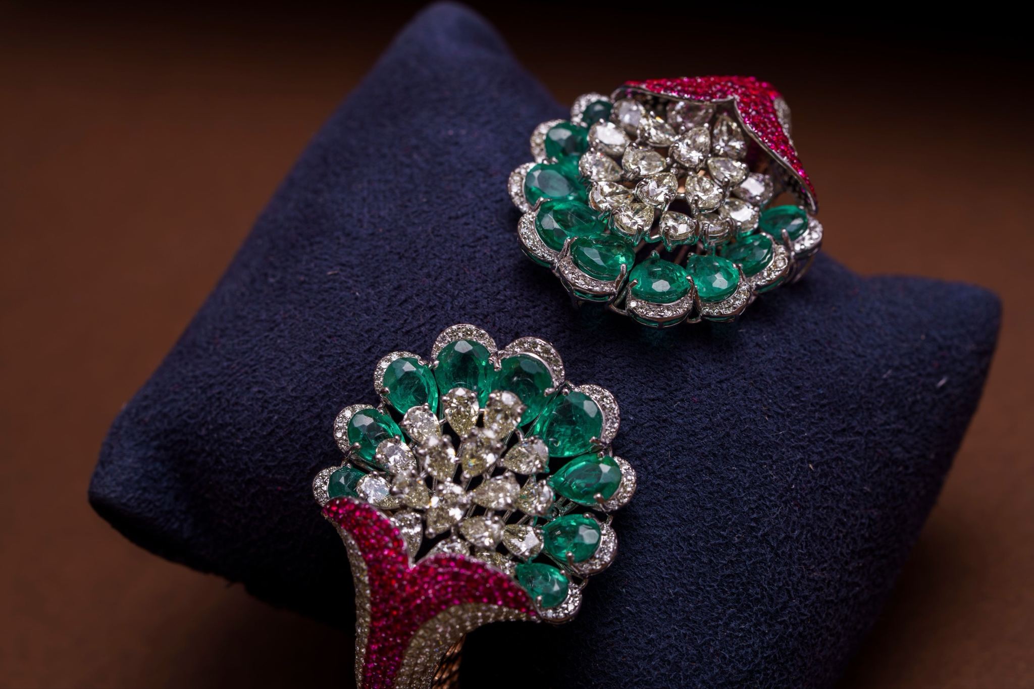 Pieza de Alta Joyería Marisela. Broche con piedras de color