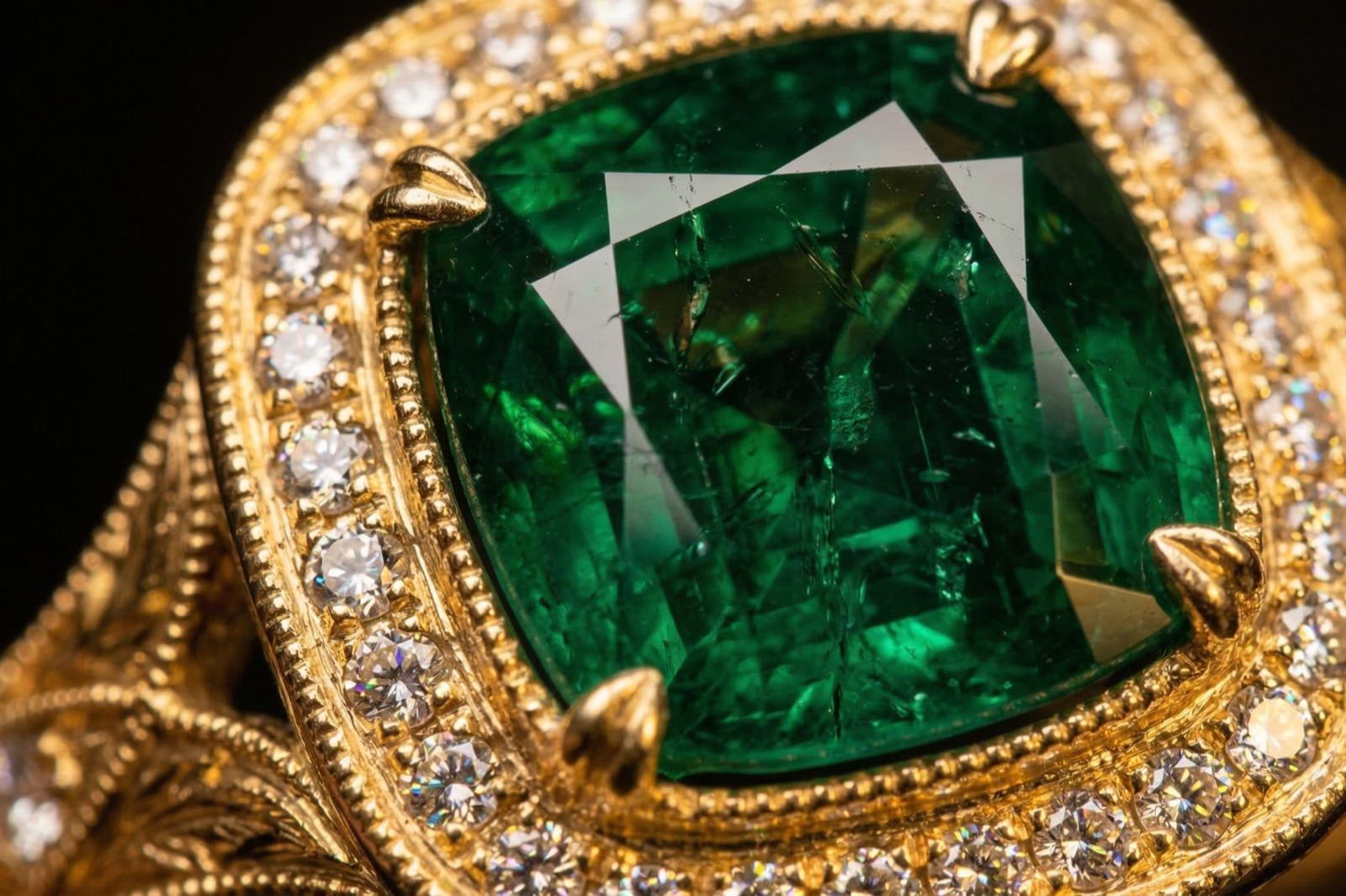 Anillo con esmeralda y halo de diamantes