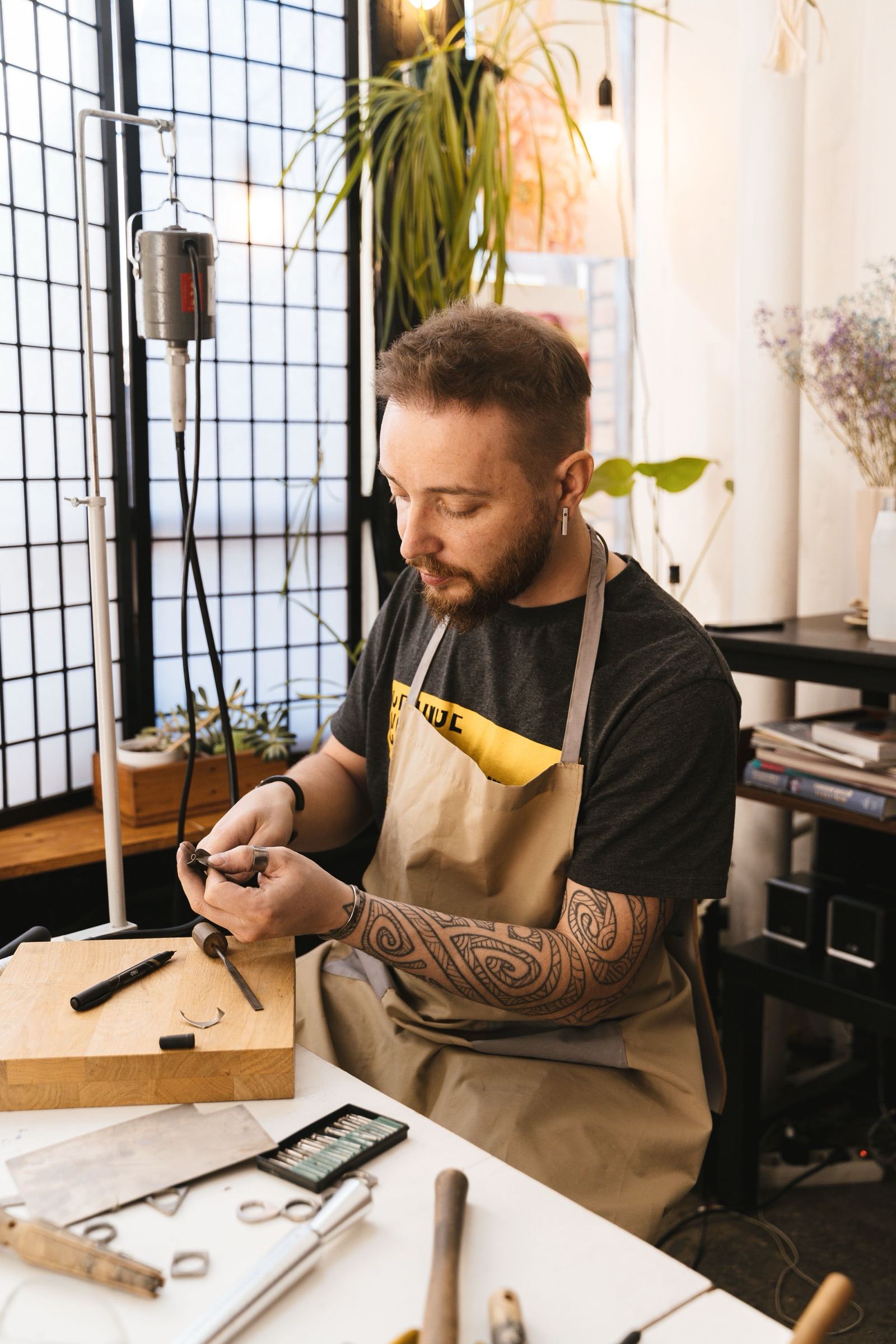Artesana en el taller con luz natural