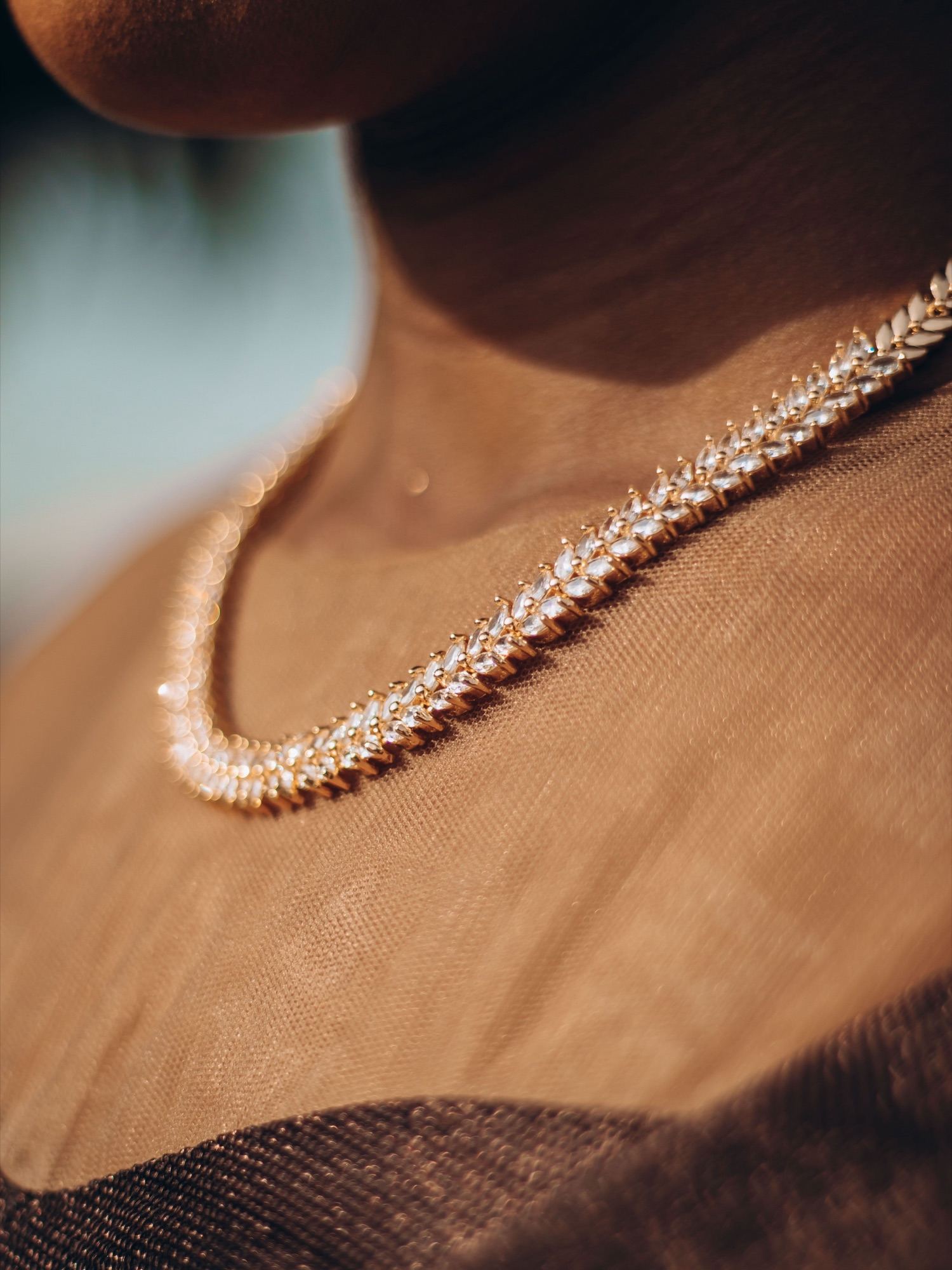 Collar de diamantes sobre la piel
