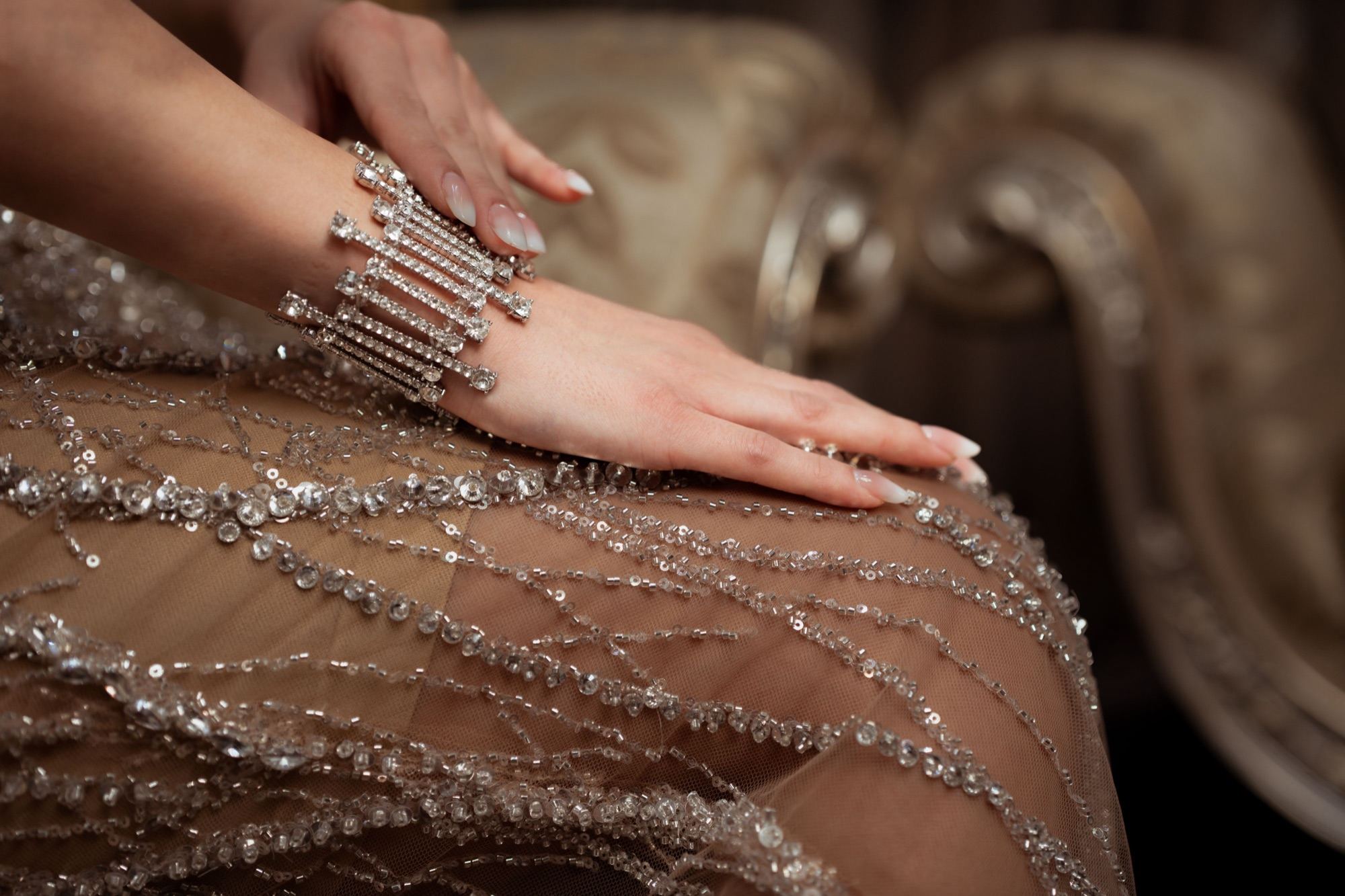 Pulsera de diamantes sobre la manga